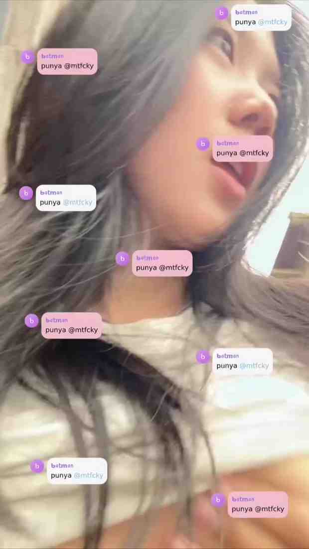 Background nonton video viral Bocil Colmeww Di Depan Rumah